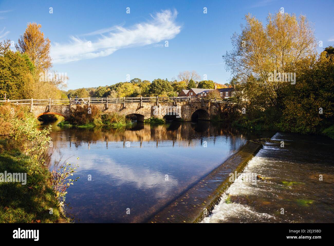 Vieux pont est un pont médiéval à cheval sur la rivière Wey par la ford dans un village historique en automne. Tilford Surrey Angleterre Royaume-Uni Grande-Bretagne Banque D'Images