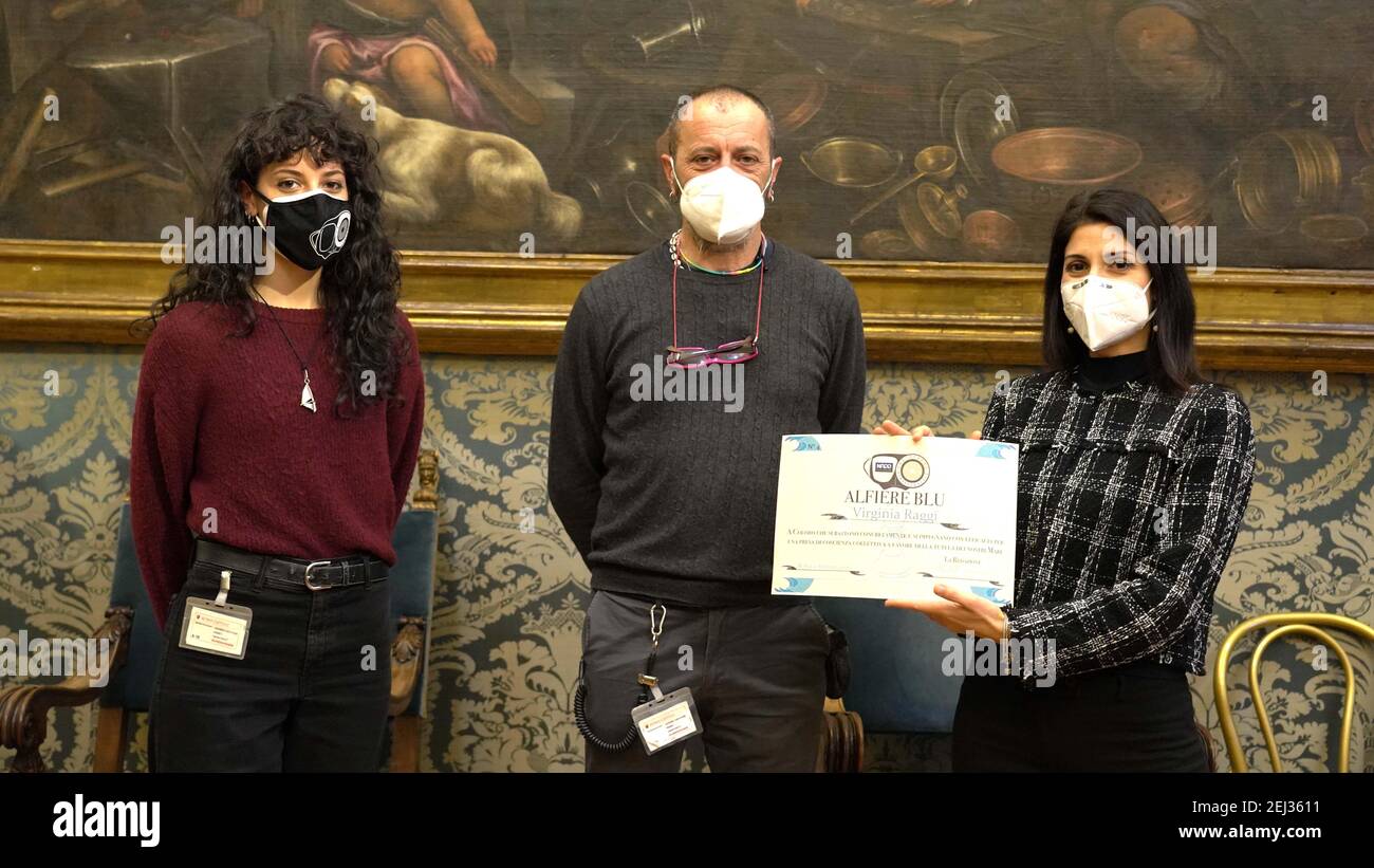 LA RIVISTA PHOTOPRESS MONDO SOMMERSO HA CONSEGANTO LA QUARTA BENEMERENZA ALFIERE BLU ALLA SINDACA VIRGINIA RAGGI Banque D'Images