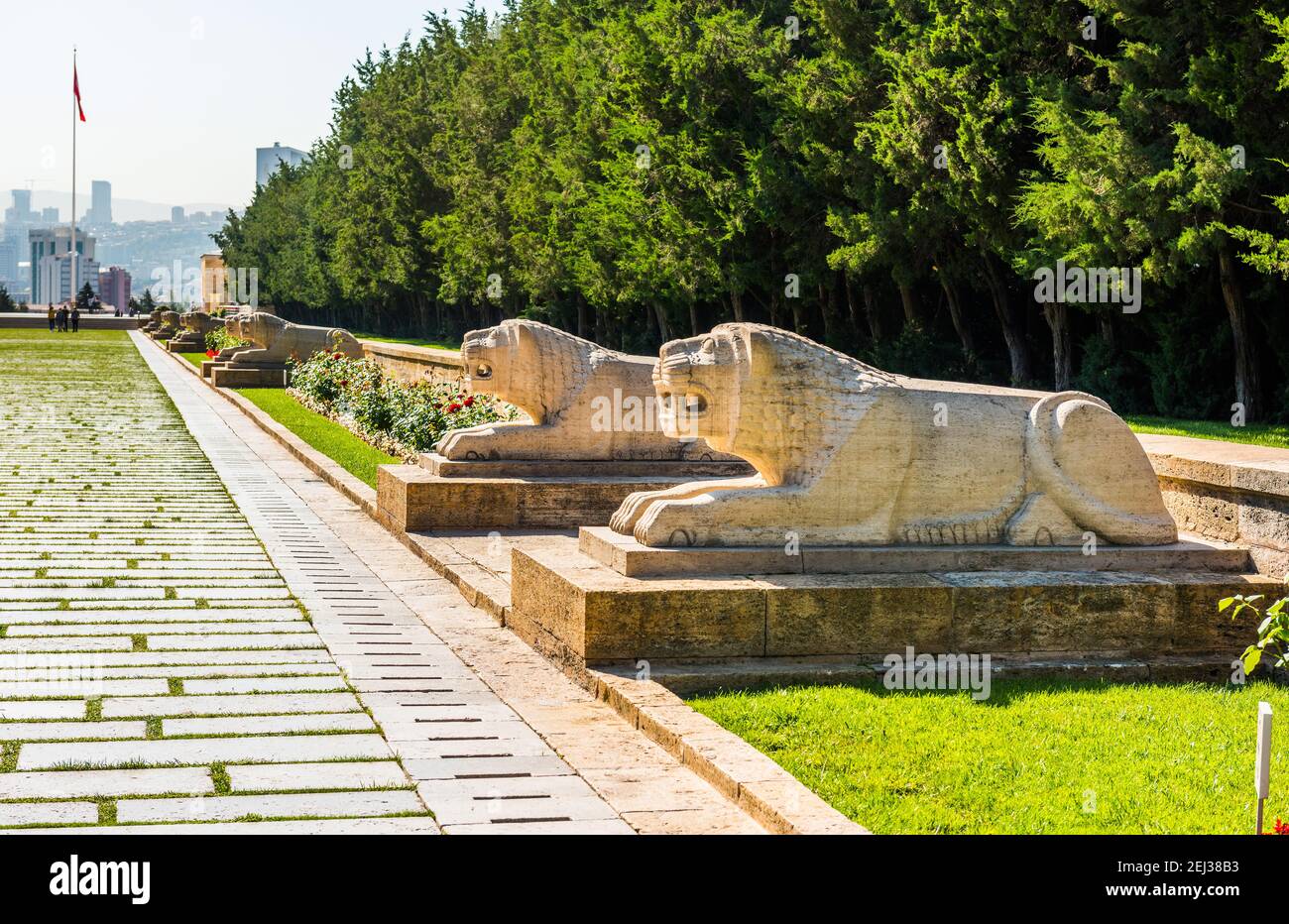 ANKARA, TURQUIE - 3 SEPTEMBRE 2020 : route du lion à ANITKABIR. Les statues de lion sur la route. Ankara, Turquie. Banque D'Images