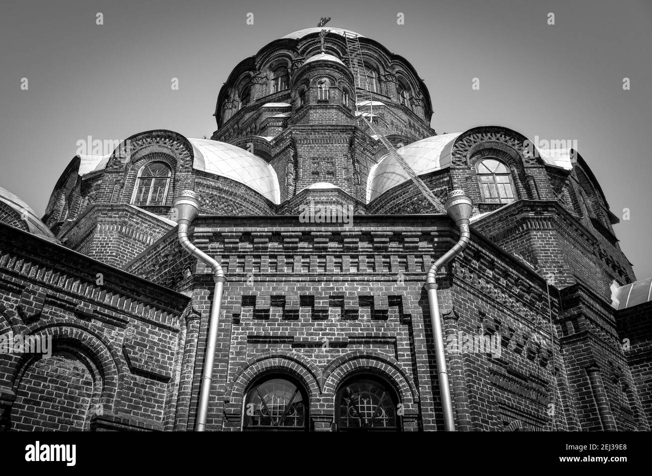 Cathédrale orthodoxe en brique rouge dans la ville-île de Sviyazhsk, Tatarstan. Noir et blanc Banque D'Images