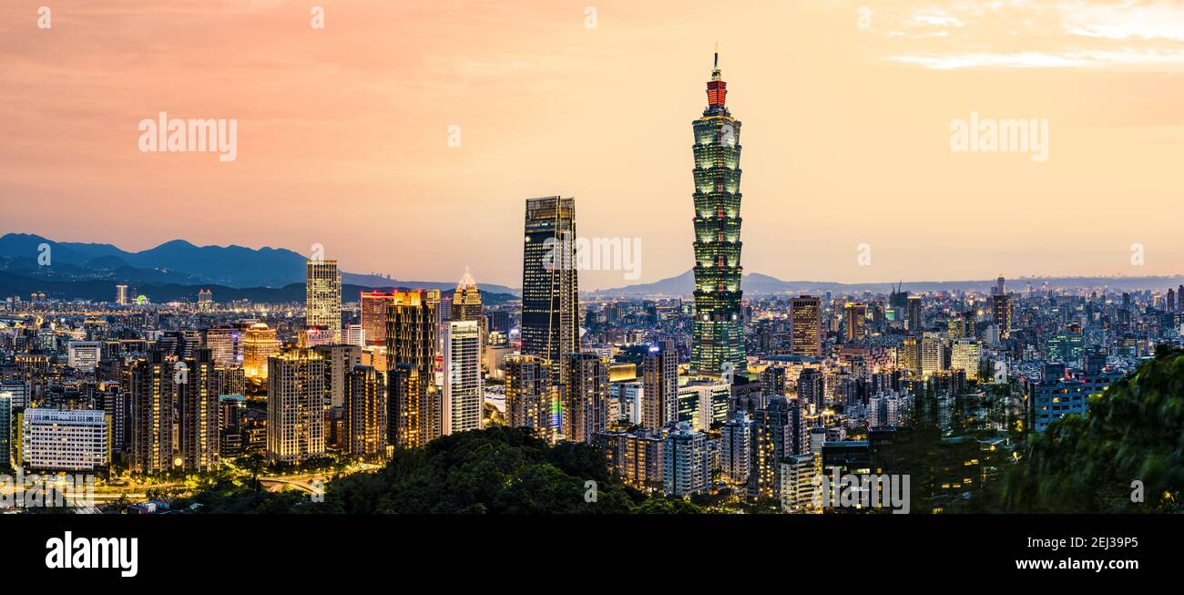 Vue d'en haut, vue imprenable sur la ville de Taipei illuminée pendant un beau coucher de soleil. Vue panoramique depuis le mont Elephant. Banque D'Images