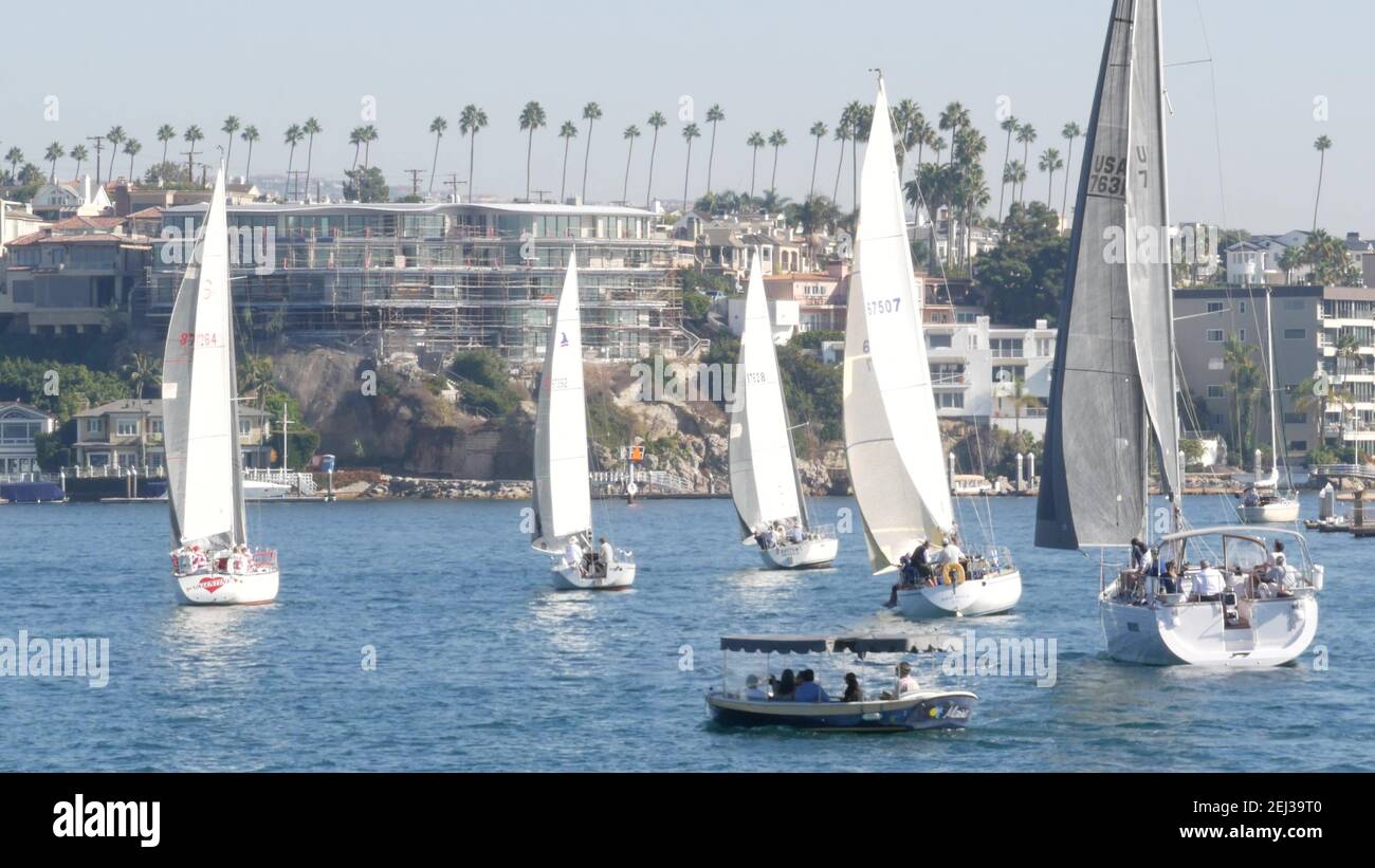 NEWPORT BEACH, CALIFORNIE, États-Unis - 03 NOVEMBRE 2019 : station balnéaire avec yachts et voiliers, côte Pacifique près de Los Angeles. Régate de navires nautiques, australie méridionale Banque D'Images