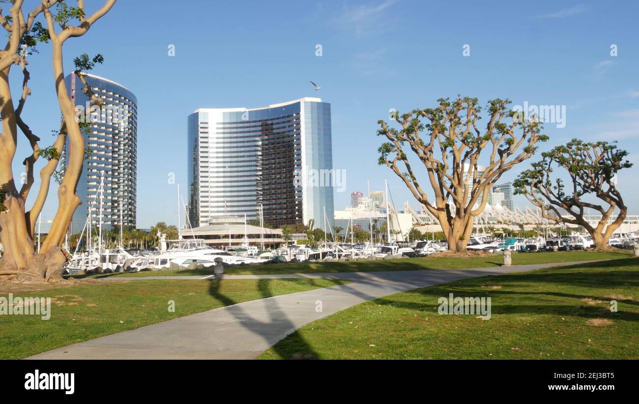 SAN DIEGO, CALIFORNIE États-Unis - 13 FÉVRIER 2020 : parc de la marina d'Embarcadero près de l'USS Midway et du centre de congrès. Hôtel Marriott près de Seaport Village. Luxe ya Banque D'Images