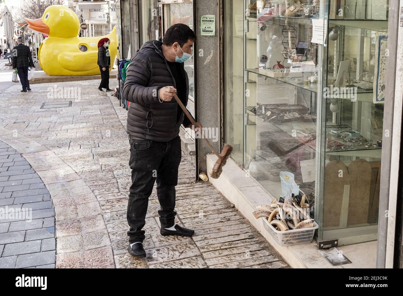 Jérusalem, Israël. 21 février 2021. En faisant confiance à l'efficacité des vaccins COVID-19 et sous pression avant les élections du 23 mars 2021, le gouvernement israélien allège les restrictions du coronavirus en ouvrant des commerces, des centres commerciaux, des événements culturels, des hôtels et des gymnases avec encore un autre ensemble de limitations et de réglementations déroutantes. Quelque 3 millions d'Israéliens ont été vaccinés avec une deuxième dose du vaccin Pfizer BioNTech, les taux de morbidité continuant à diminuer avec un taux de positivité de 6.4% et un R de 0.79. Crédit : NIR Amon/Alamy Live News Banque D'Images