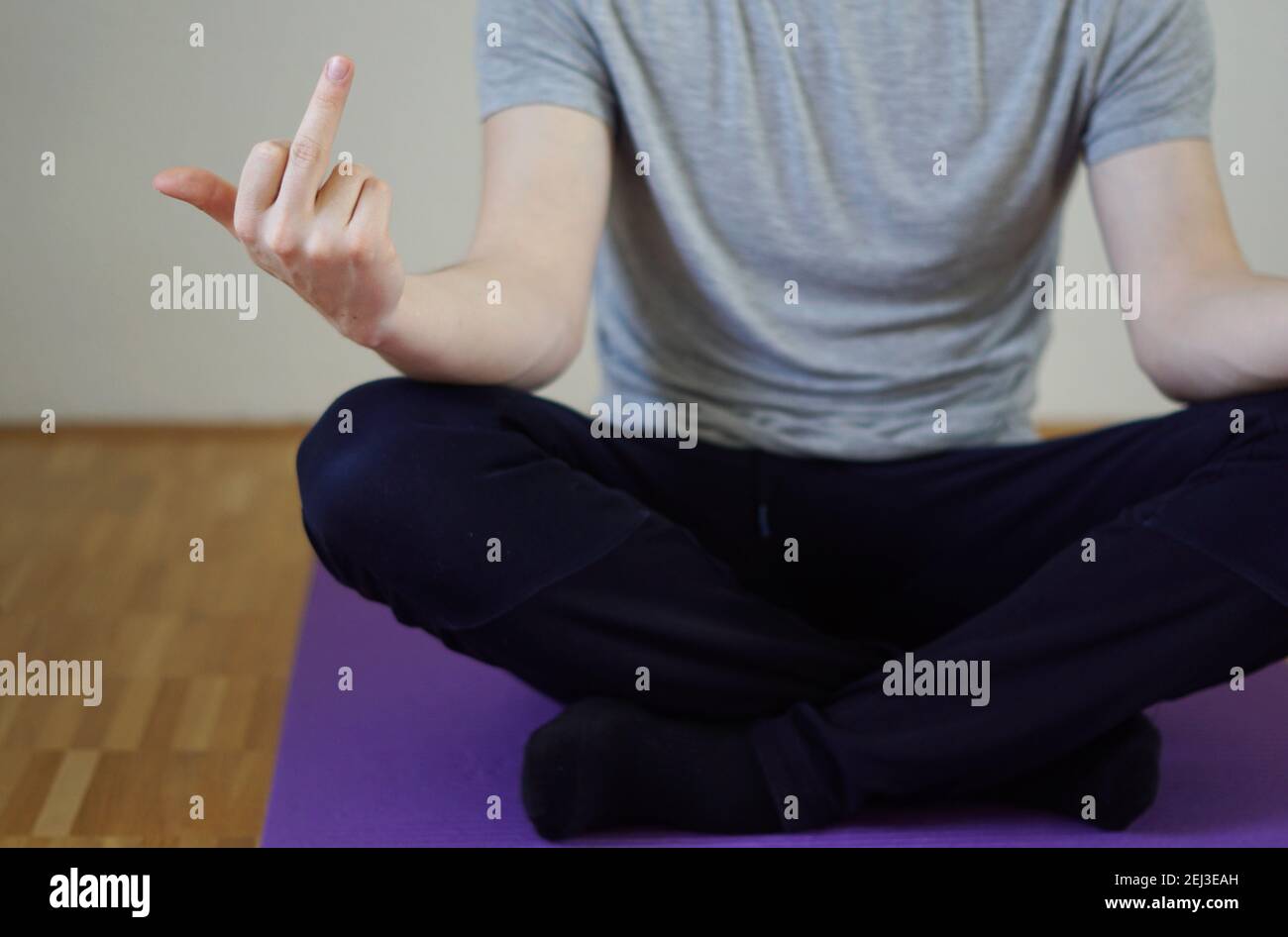 méditation et doigt du milieu – homme stressé en croix position Banque D'Images