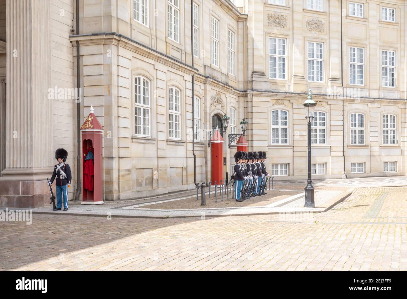 Changement des gardes au palais Amalienborg à Copenhague, Danemark Banque D'Images