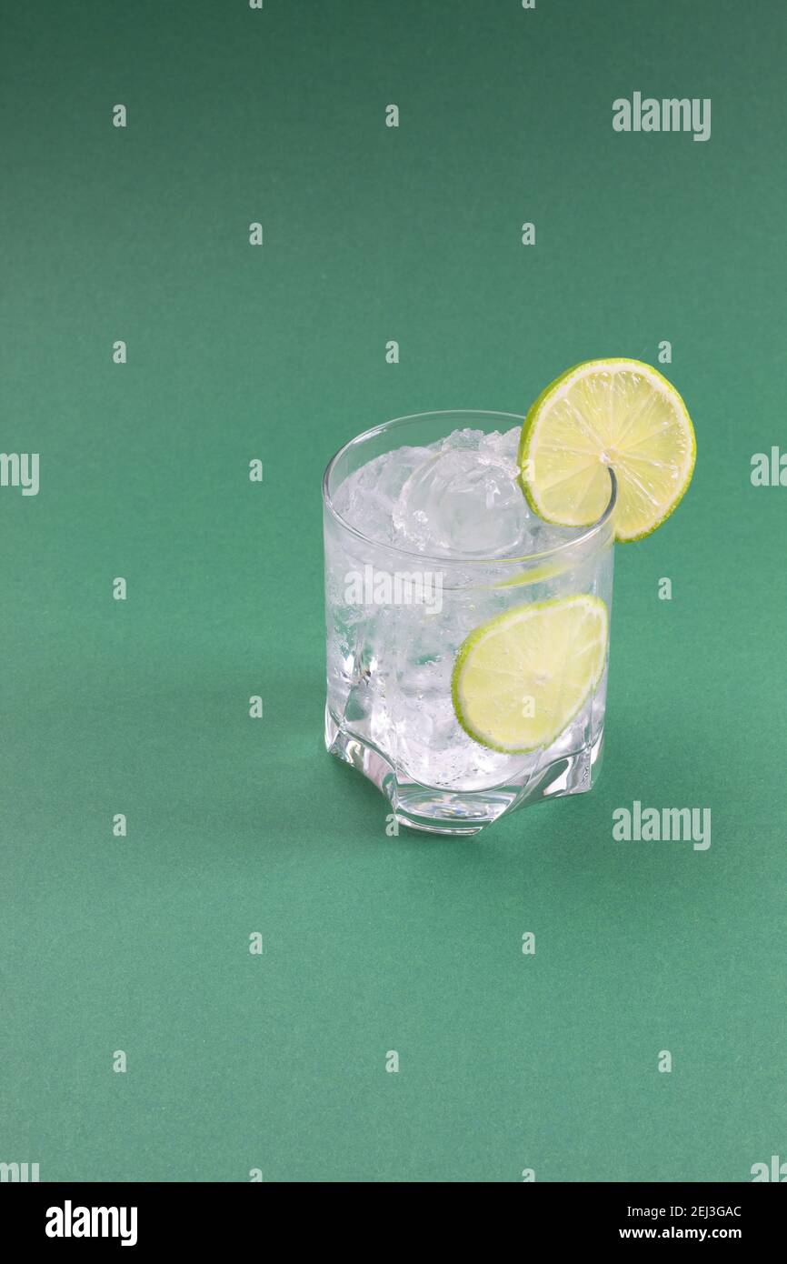 Boisson glacée avec des tranches de citron vert Banque D'Images