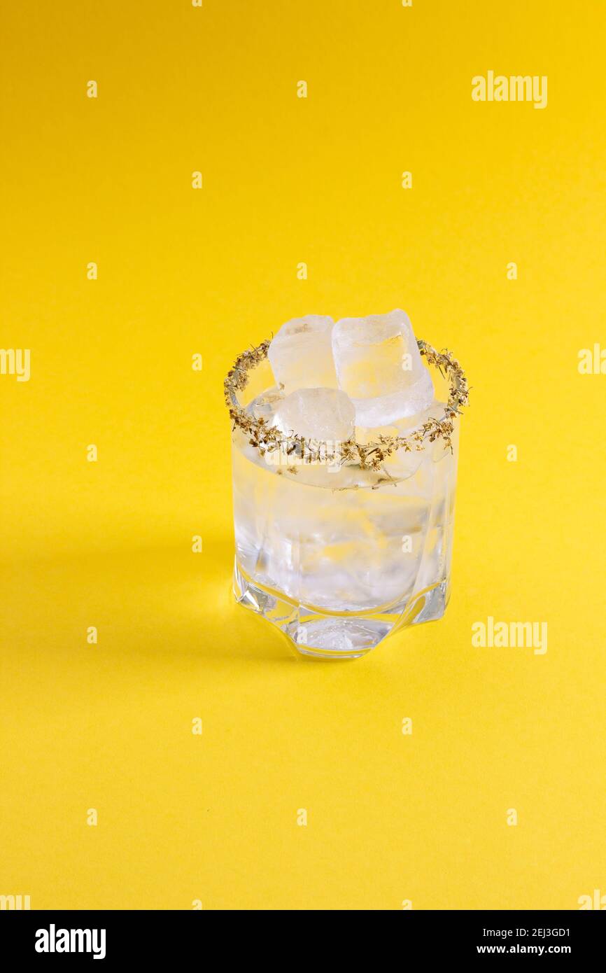 Eau fraîche au goût de fleur de sureau. Concept de boisson saine Banque D'Images