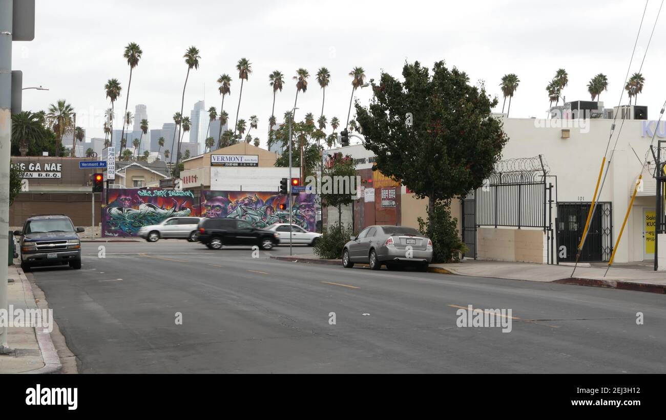 LOS ANGELES, CALIFORNIE, États-Unis - 27 octobre 2019 : gratte-ciel et palmiers urbains. LA ville esthétique, graffiti peinture sur la rue Vermont. Gratte-ciel en d Banque D'Images
