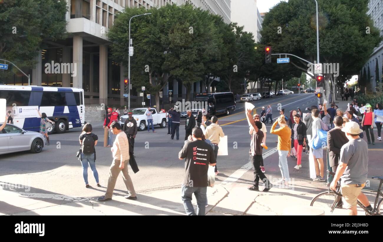 LOS ANGELES, CALIFORNIE, États-Unis - 30 octobre 2019 : grève des personnes près de Hall of Justice. Piquet de protestation devant le département du shérif et le palais de justice. Démons Banque D'Images