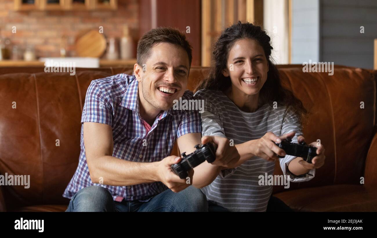Gros plan un jeune couple joyeux jouant ensemble à un jeu vidéo Banque D'Images