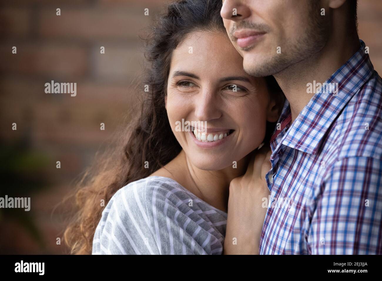 Gros plan femme rêveuse souriante embrassant l'homme, en visualisant l'avenir Banque D'Images