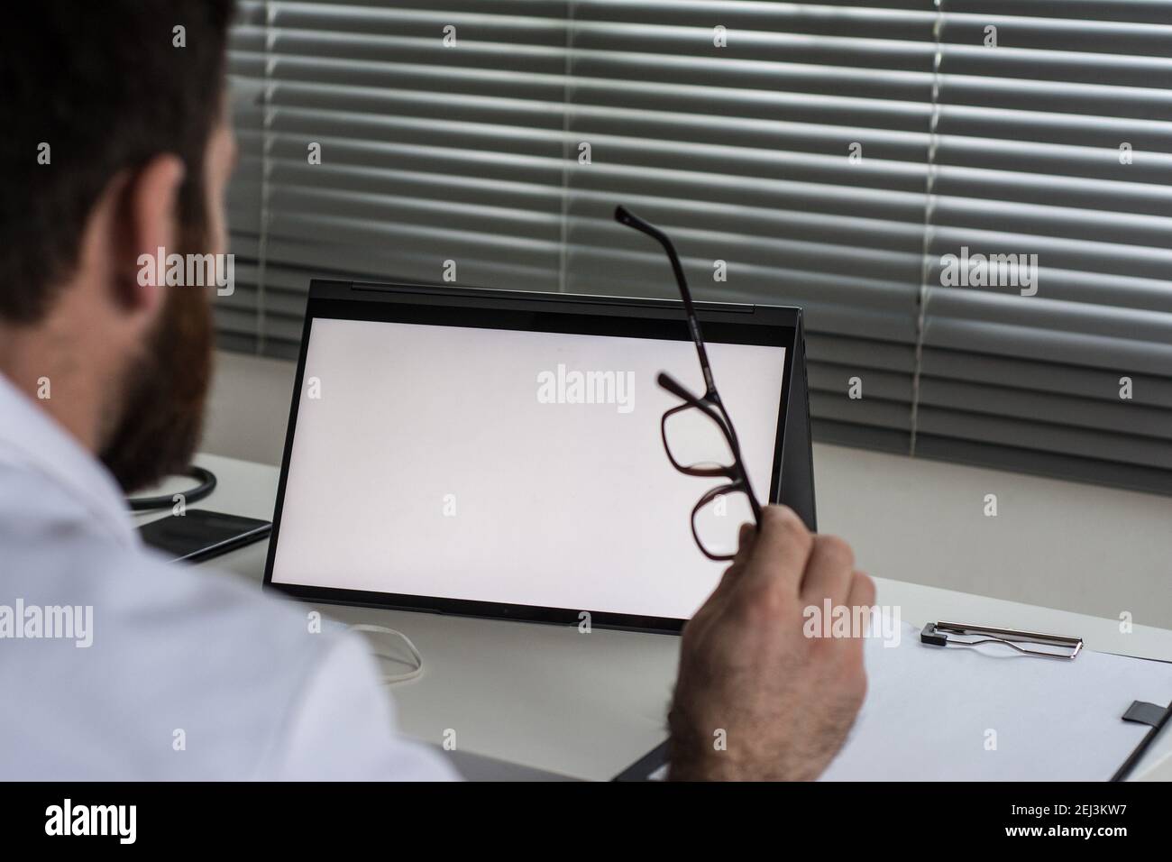 Médecin utilisant le concept de télémédecine par tablette Banque D'Images