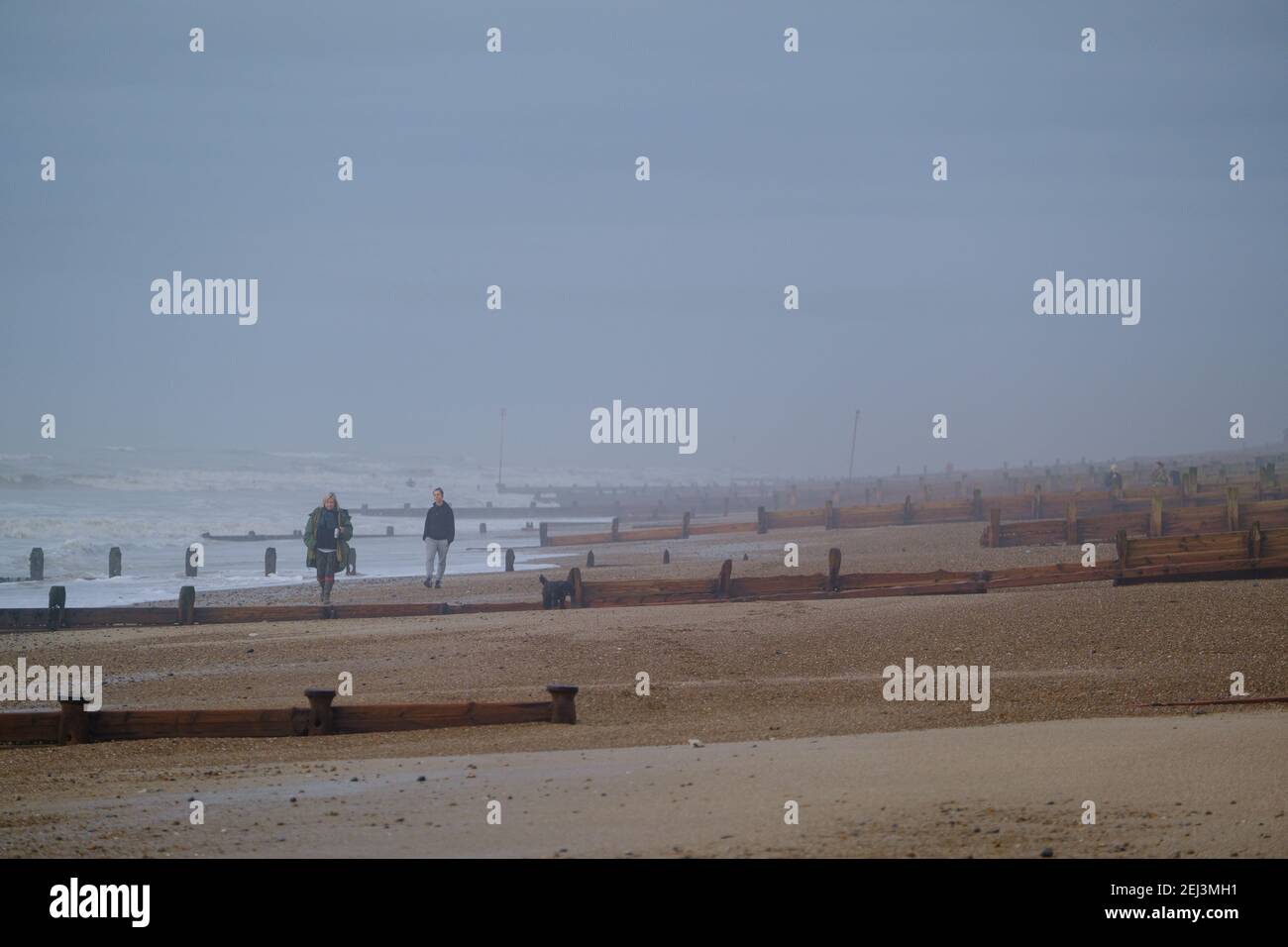 Promenade le dimanche matin sur une plage de Misty Worthing le dimanche 21 février 2021 à Worthing Beach, Worthing. . Photo de Julie Edwards. Banque D'Images