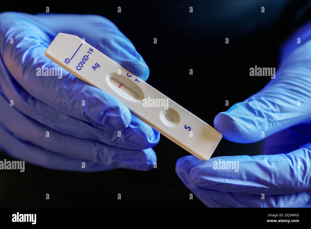 Covid-19 Testkassette zeigt einen durch eine Speichelprobe vorgenommenen negativen Covid-19 Antigen-Schnelltest der chinesischen Firma Joinstar Biomedical. Projektion mit Projekten und Projekten. --- la cassette de test Covid-19 montre un test rapide négatif de l'antigène Covid-19 de la société chinoise Joinstar Biomedical à l'aide d'un échantillon de crache. Vérifiez la présence éventuelle d'une infection par le virus corona. Banque D'Images