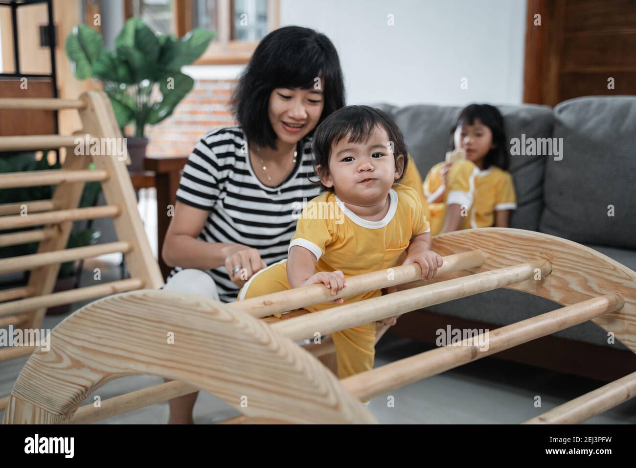 Mignon Bebe Escalade Pikler Escalade Jouets Avec Sa Mere Pendant Jouer Ensemble Dans La Maison Photo Stock Alamy