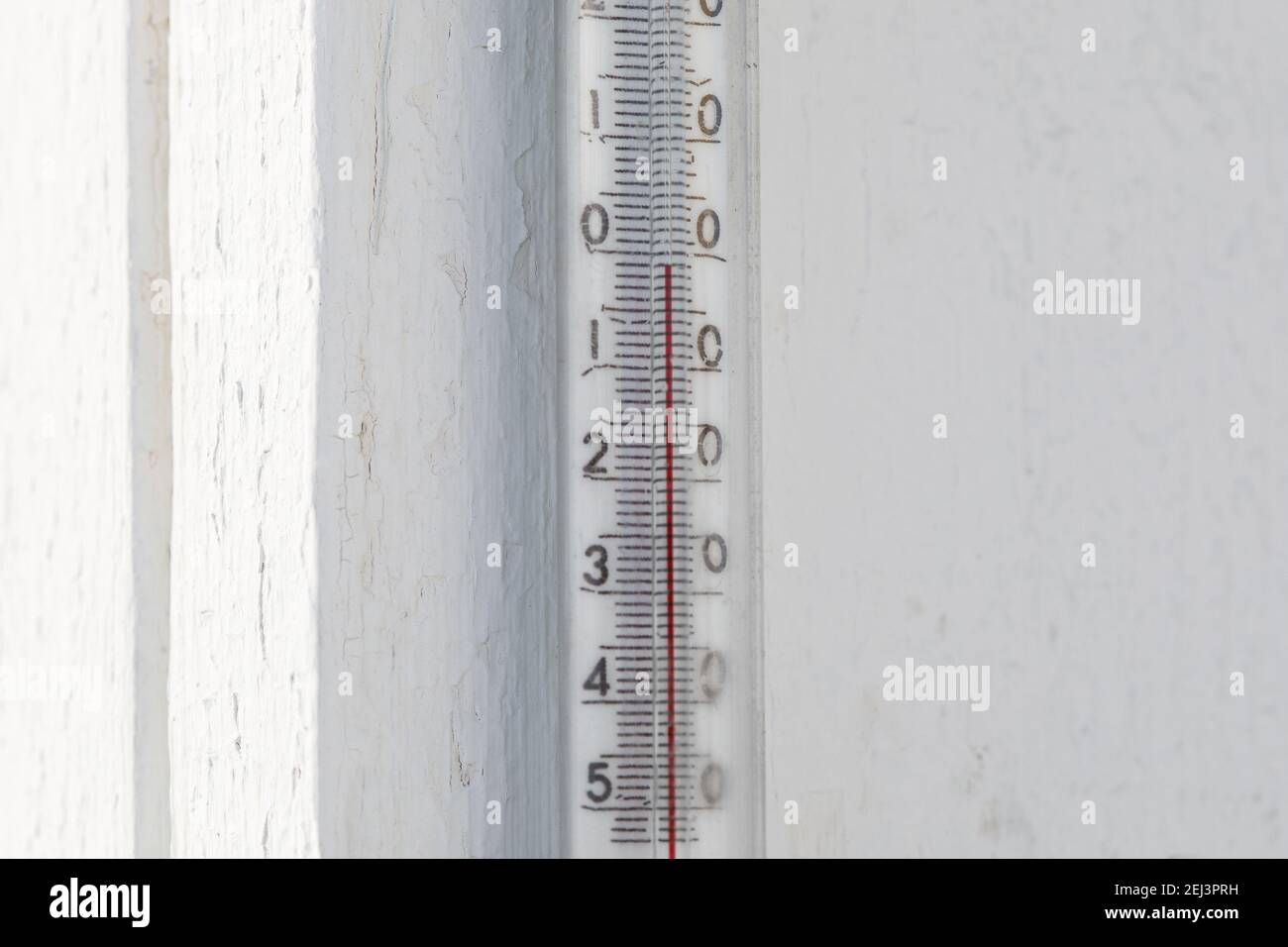 Vieux thermomètre extérieur sur une maison en bois avec zéro degré, près  Photo Stock - Alamy