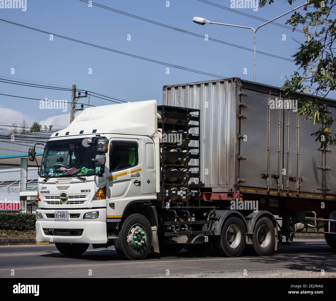 Chiangmai, Thaïlande - février 9 2021 : camion-remorque de la compagnie Santipab. Photo sur la route n°1001 à environ 8 km du centre ville, thaïlande Banque D'Images