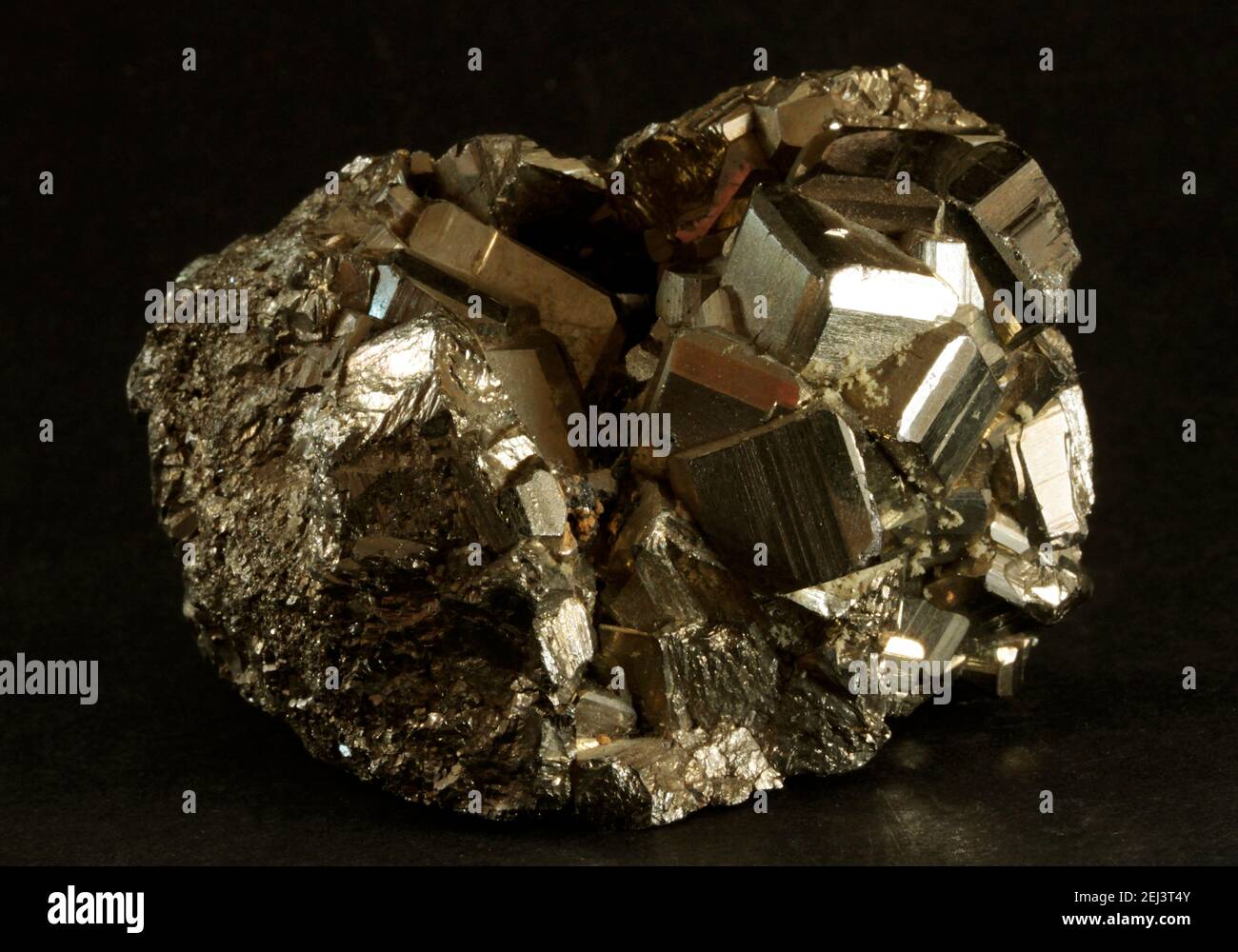 L'un des sulfures métalliques les plus courants, les pyrites de fer ont une ressemblance superficielle avec les métaux précieux. C'est donc le nom commun de Fool's Gold. Banque D'Images