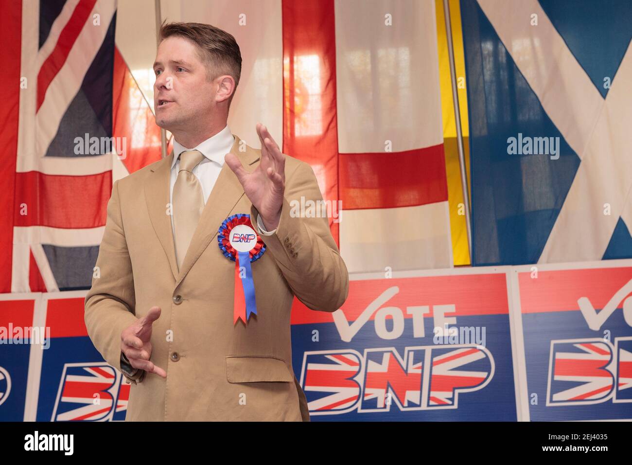 Richard Barnbrook candidat Mayoral de Londres du BNP et chef de l'opposition sur le Conseil de Barking et Dagenham Borough, prenant la parole lors des conférences de presse pour lancer la campagne du Parti nationaliste britannique (BNP) pour l'élection de Mayoral de Londres et de la Grande Autorité de Londres (GLA) en 2008. The Eastbrook public House, 835 Dagenham Road, Londres, Royaume-Uni. 12 avril 2008 Banque D'Images