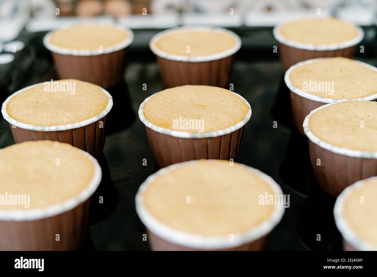 Petits gâteaux fraîchement cuits sur fond de protvin noir.nourriture pour le petit-déjeuner. Petits gâteaux frais pour le dessert. Banque D'Images