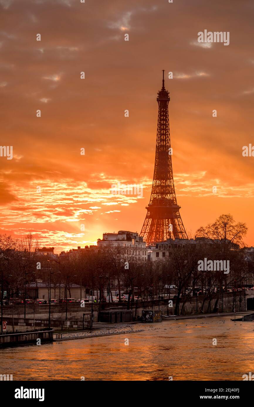 Paris, France - 12 février 2021 : paysage urbain de Paris en hiver. Navires et brigades au-dessus de la Seine avec la tour Eiffel en arrière-plan et son ciel nuageux Banque D'Images