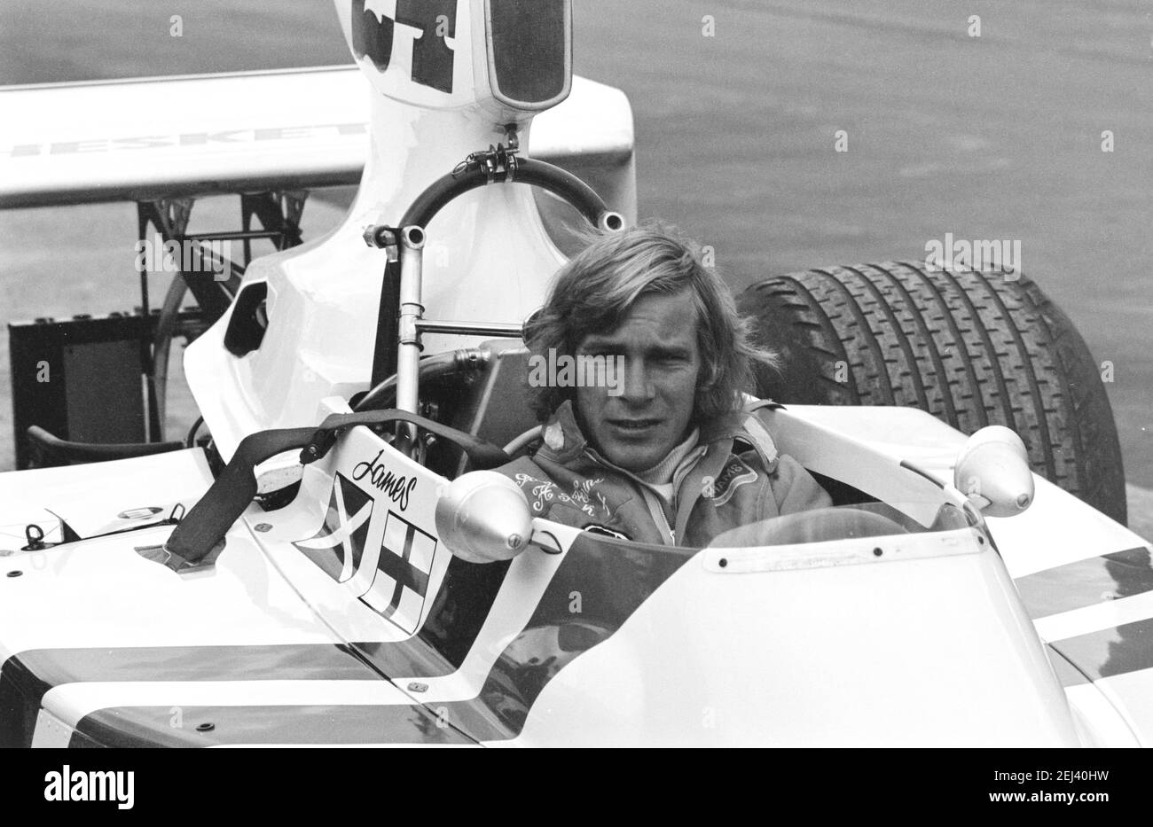 James Hunt, pilote de F1, assis dans sa voiture à Silverstone Circuit de course 12/04/1975 Banque D'Images James Hunt, pilote de F1, assis dans sa voiture à Silverstone Circuit de course 12/04/1975 Banque D'Images