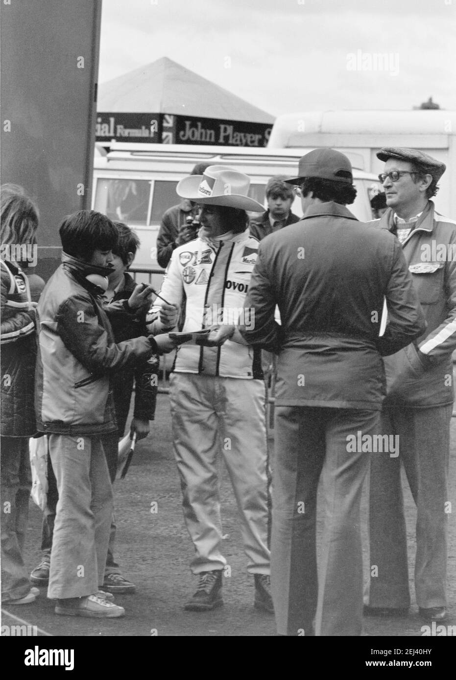 Pilote portant un chapeau de cow-boy dans les fosses de Silverstone Racing Circuit 12/04/1975 Banque D'Images Pilote portant un chapeau de cow-boy dans les fosses de Silverstone Racing Circuit 12/04/1975 Banque D'Images