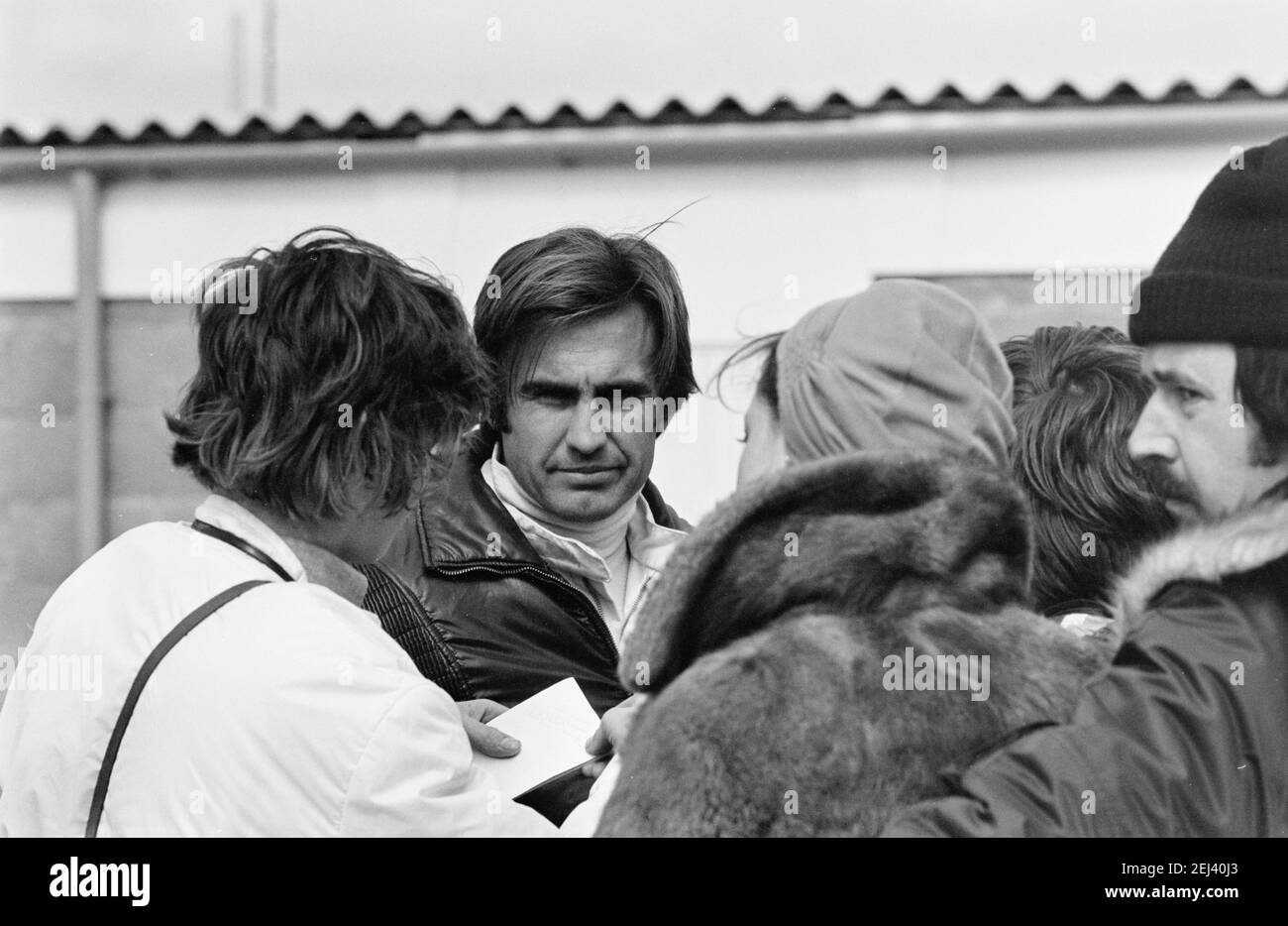 Pilote de course dans les fosses du circuit de course de Silverstone 12/04/1975 Banque D'Images Pilote de course dans les fosses du circuit de course de Silverstone 12/04/1975 Banque D'Images