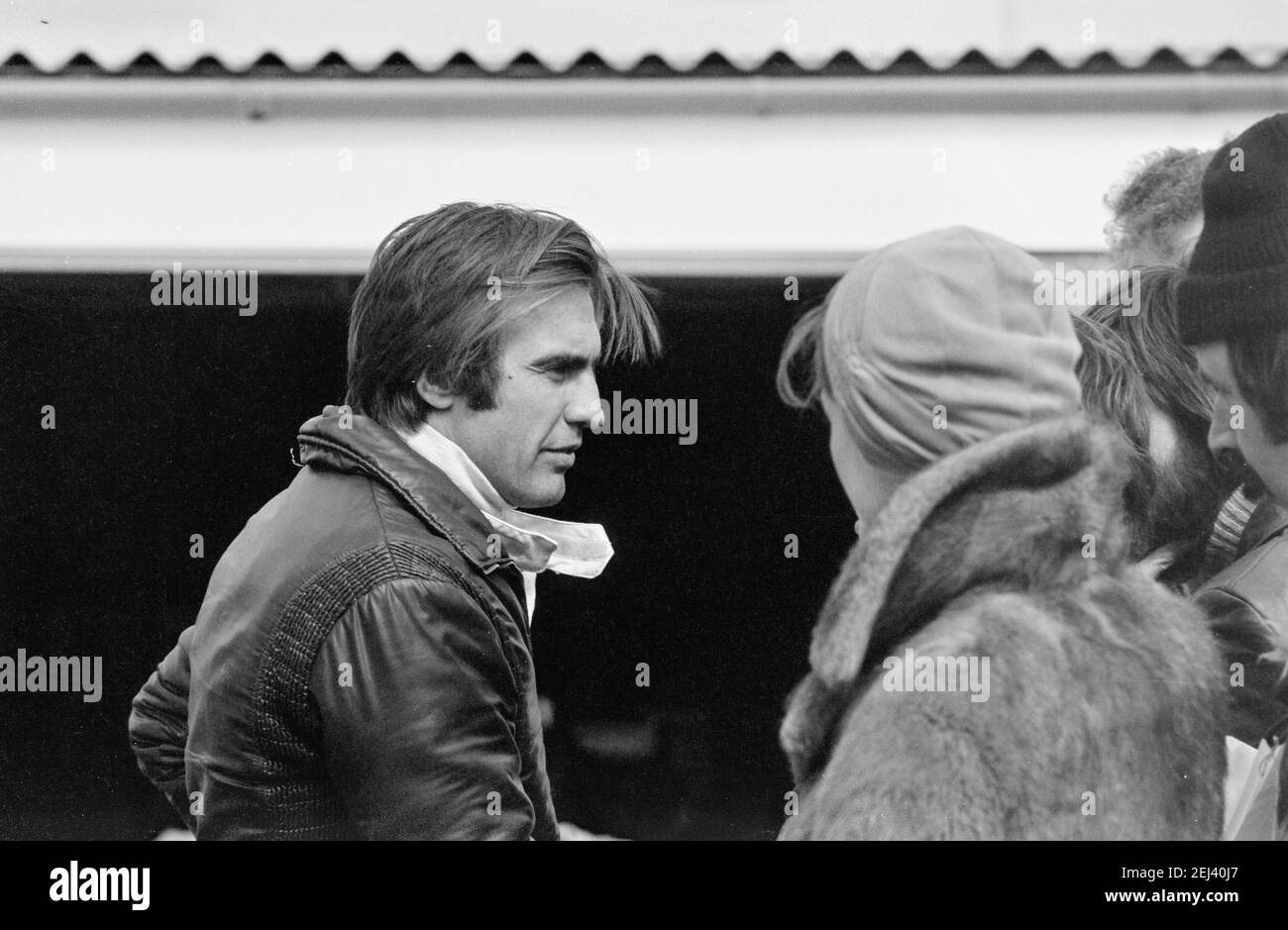 Pilote de course dans les fosses du circuit de course de Silverstone 12/04/1975 Banque D'Images Pilote de course dans les fosses du circuit de course de Silverstone 12/04/1975 Banque D'Images