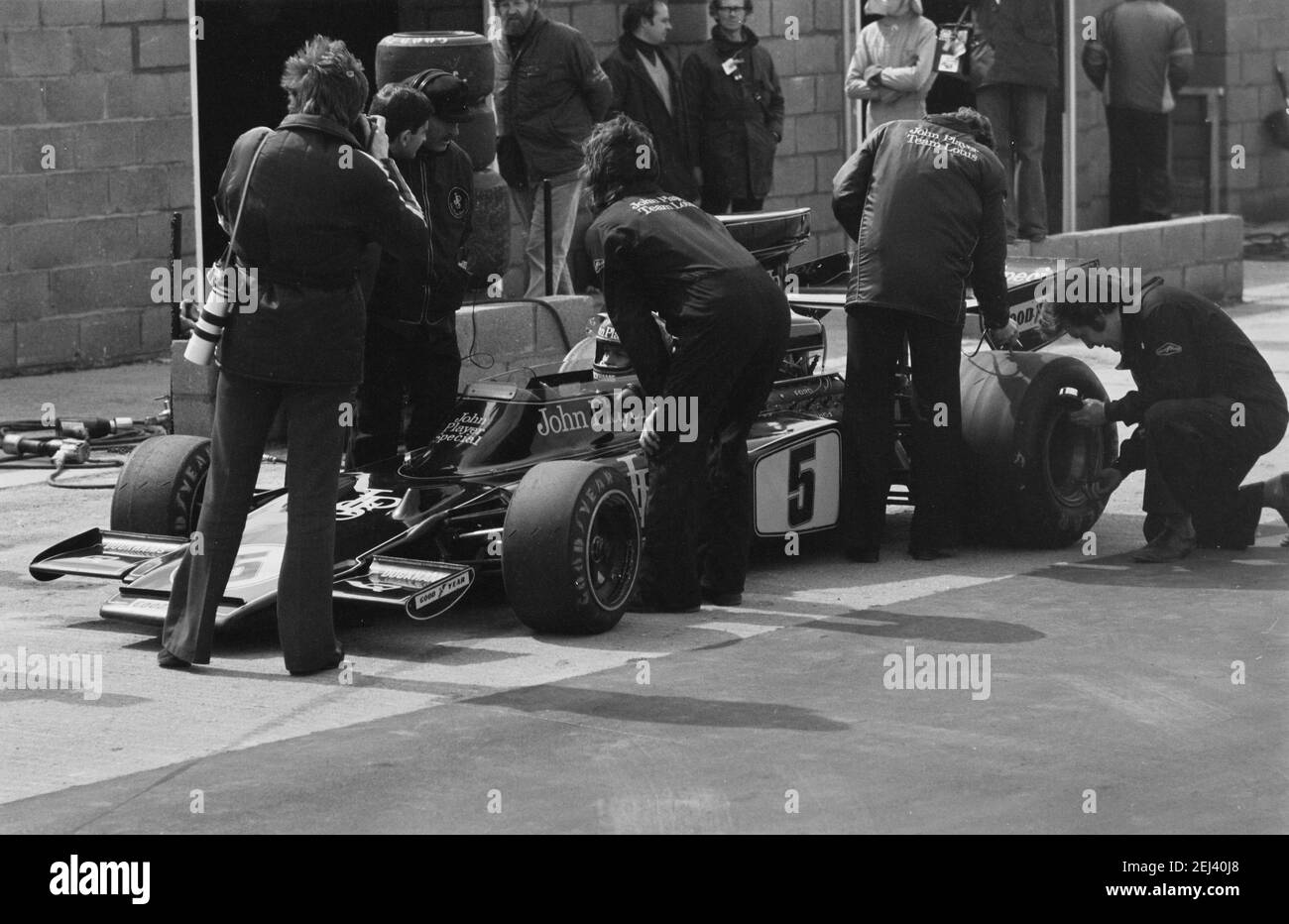 Le numéro de voiture JPS Lotus dans les fosses de Silverstone Racing Circuit 12/04/1975 Banque D'Images Le numéro de voiture JPS Lotus dans les fosses de Silverstone Racing Circuit 12/04/1975 Banque D'Images