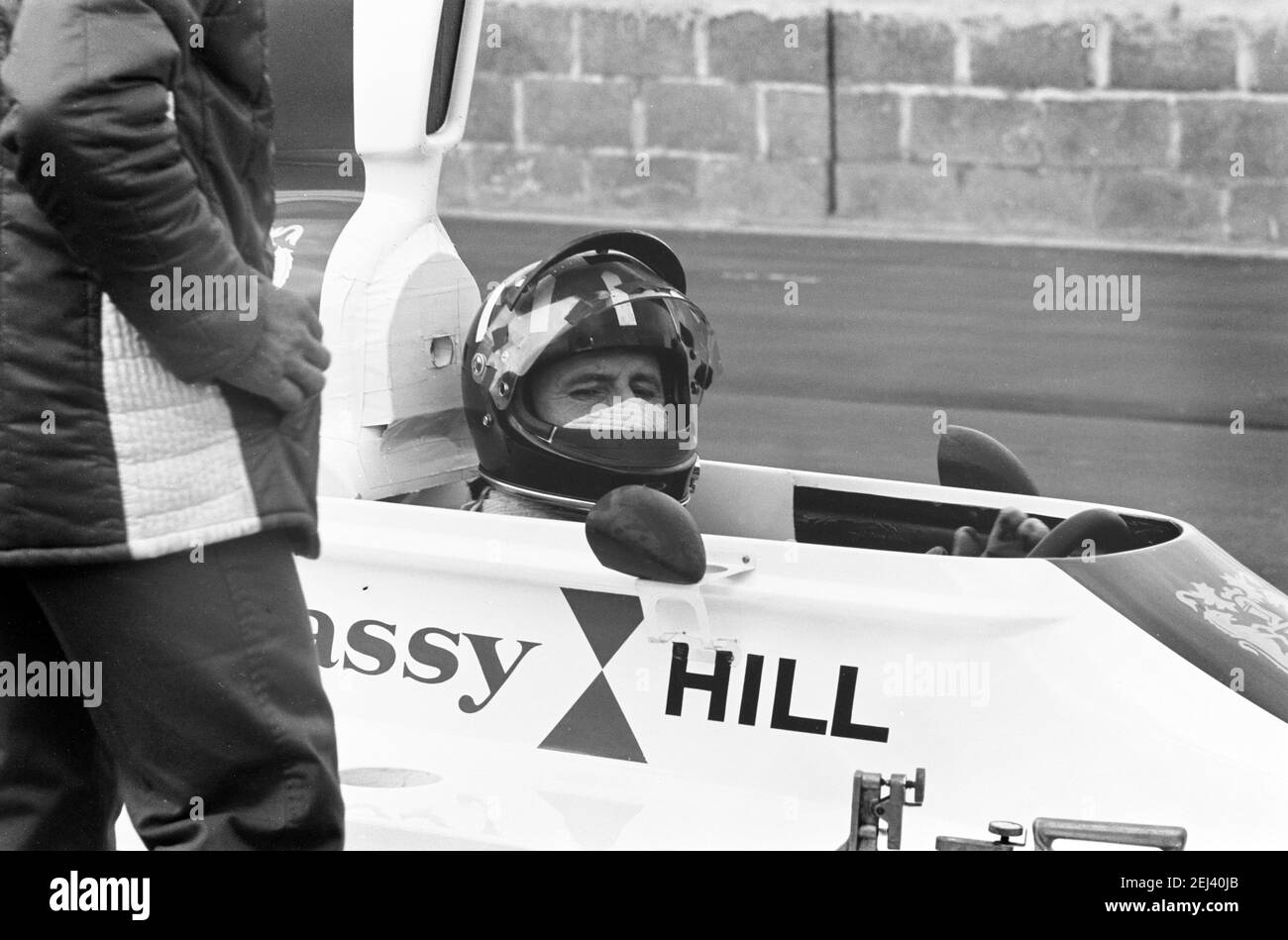 Embassy Hill car dans les fosses du circuit de course de Silverstone 12/04/1975 Banque D'Images Embassy Hill car dans les fosses du circuit de course de Silverstone 12/04/1975 Banque D'Images