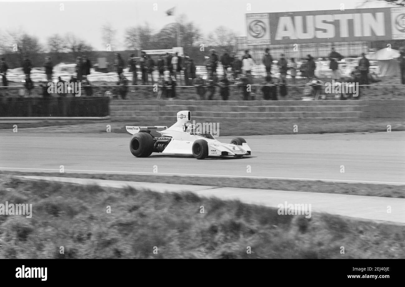 Numéro de voiture 7 en course au circuit de course Silverstone 12/04/1975 Banque D'Images Numéro de voiture 7 en course au circuit de course Silverstone 12/04/1975 Banque D'Images