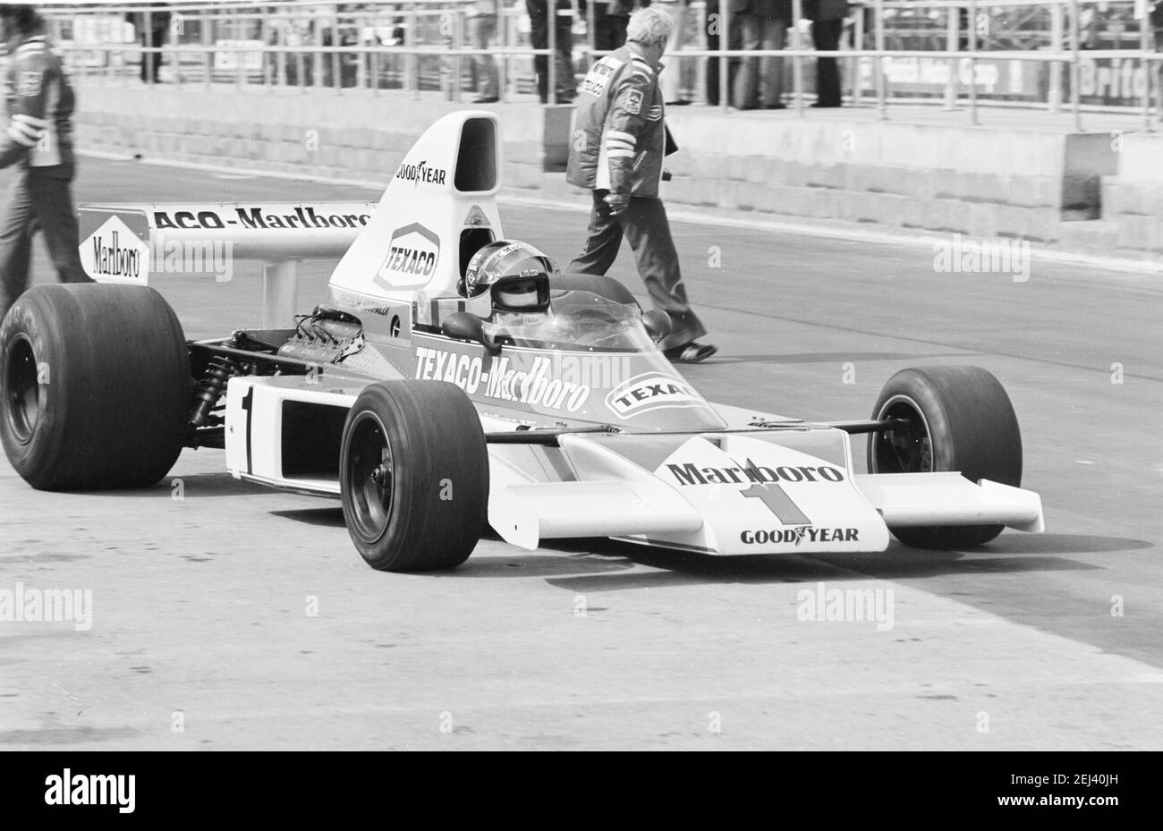 La voiture numéro 1 dans les fosses de Silverstone Racing Circuit 12/04/1975 Banque D'Images La voiture numéro 1 dans les fosses de Silverstone Racing Circuit 12/04/1975 Banque D'Images