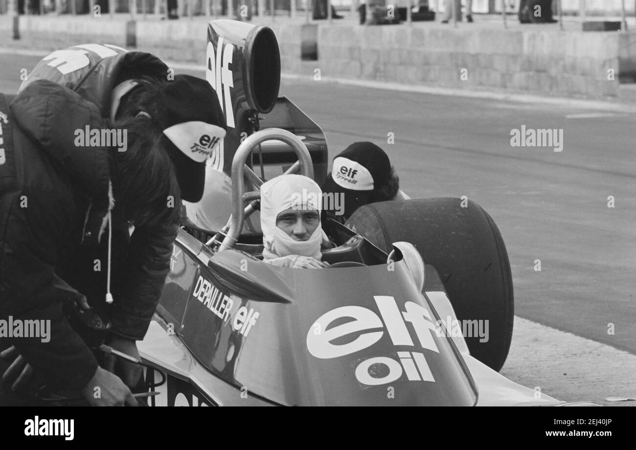 Depallier Elf Oil car dans les fosses de Silverstone Racing Circuit 12/04/1975 Banque D'Images Depallier Elf Oil car dans les fosses de Silverstone Racing Circuit 12/04/1975 Banque D'Images