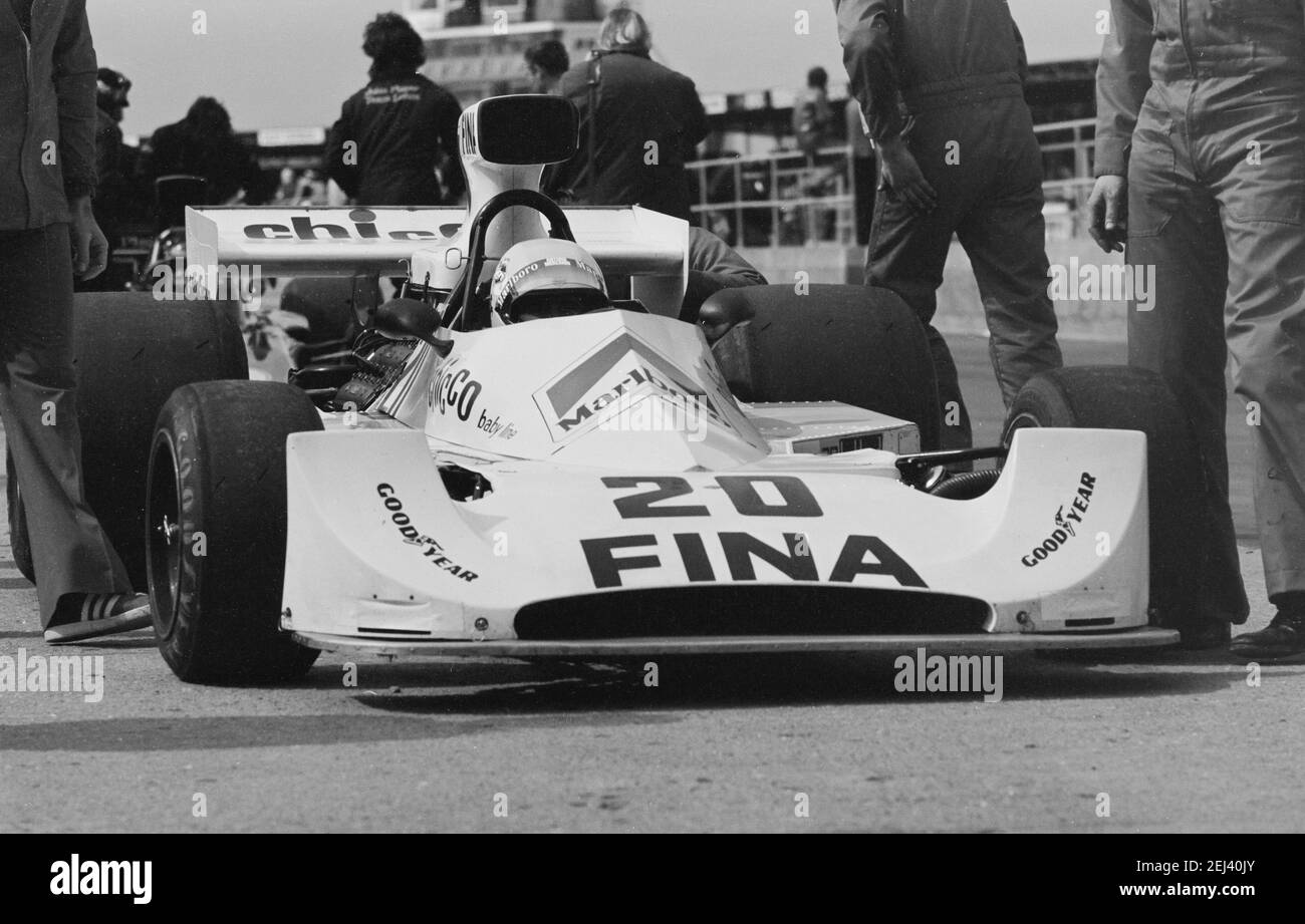 Le numéro de voiture 20 dans les fosses du circuit de course de Silverstone 12/04/1975 Banque D'Images Le numéro de voiture 20 dans les fosses du circuit de course de Silverstone 12/04/1975 Banque D'Images