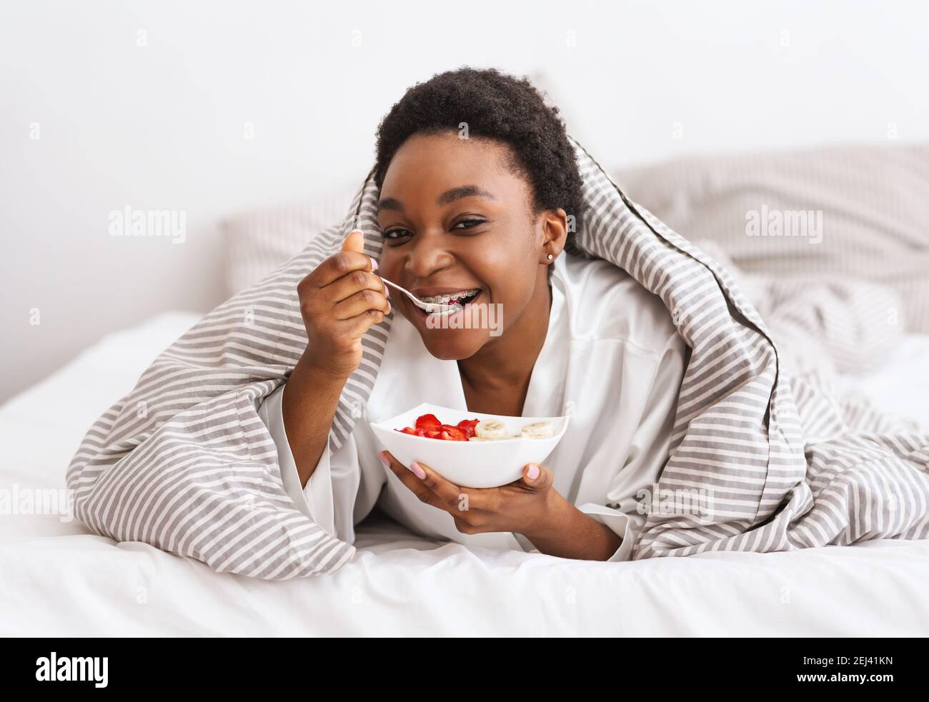 Petit déjeuner sain à la maison et soins du corps pendant le verrouillage Covid-19 Banque D'Images