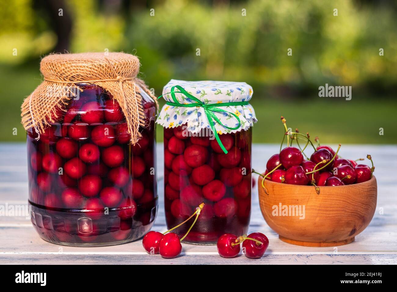 Compote de fruits de cerise maison dans un pot en verre et cerises rouges  fraîchement récoltées dans un bol en bois. Nourriture biologique conservée  dans le jardin Photo Stock - Alamy