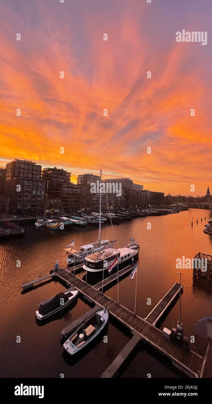 Pays-Bas début du printemps 2021 à amsterdam en février le 02-21-2021 avec lumière rouge du matin dans le ciel à crépuscule vers 07.30 Banque D'Images