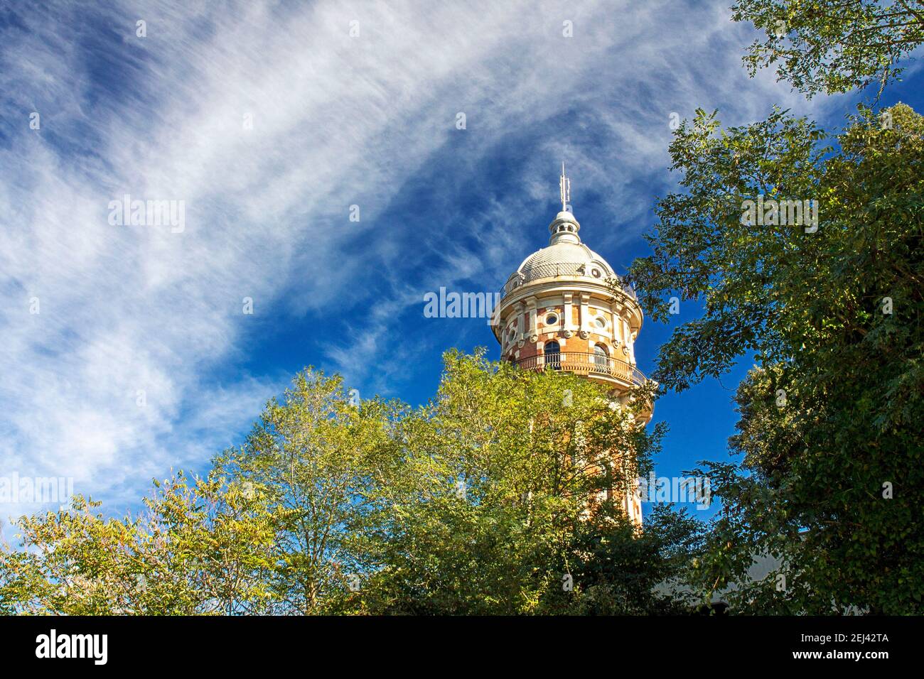 La Torre de las Aguas de dos Ríos es una torre octogonal de 53 metros de altura y 10 metros de diámetro, acuida con ladrillo visto y piedra natura Banque D'Images