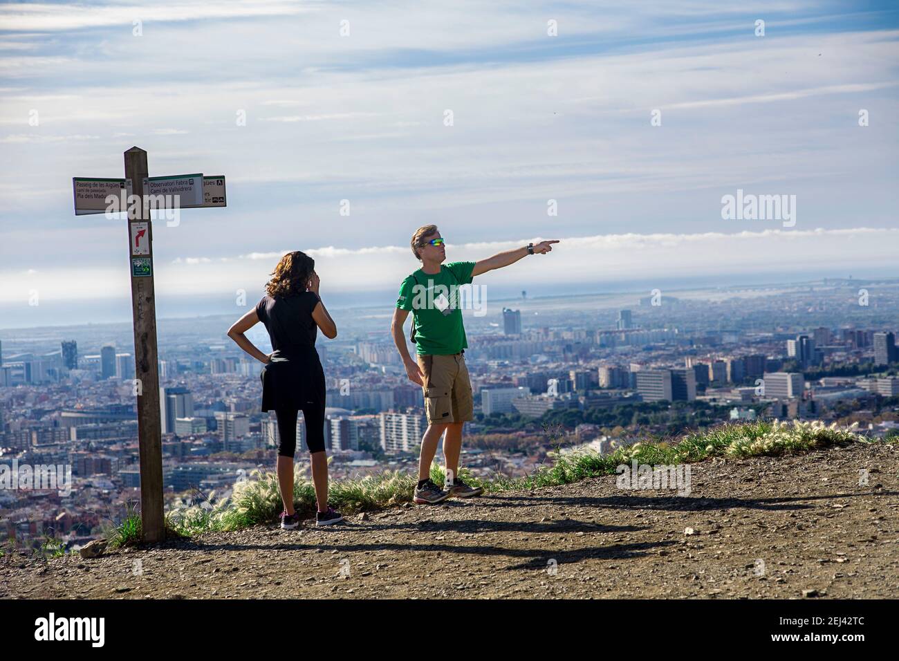 Dos senderistas miran el camino que le espera por la Carretera de las aigues. La Carretera de les Aigües es una ruta de 7.85km que comienza desde el Banque D'Images