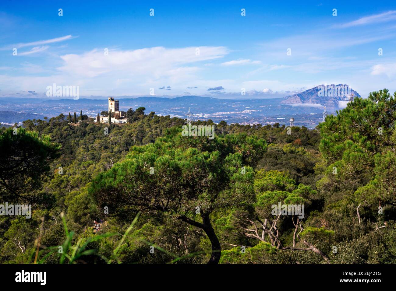 El panorama que se puede ver desde la montaña del Tibidabo llega hasta la montaña del Montserrat. El parque del Collserola contiene una amplia muestr Banque D'Images