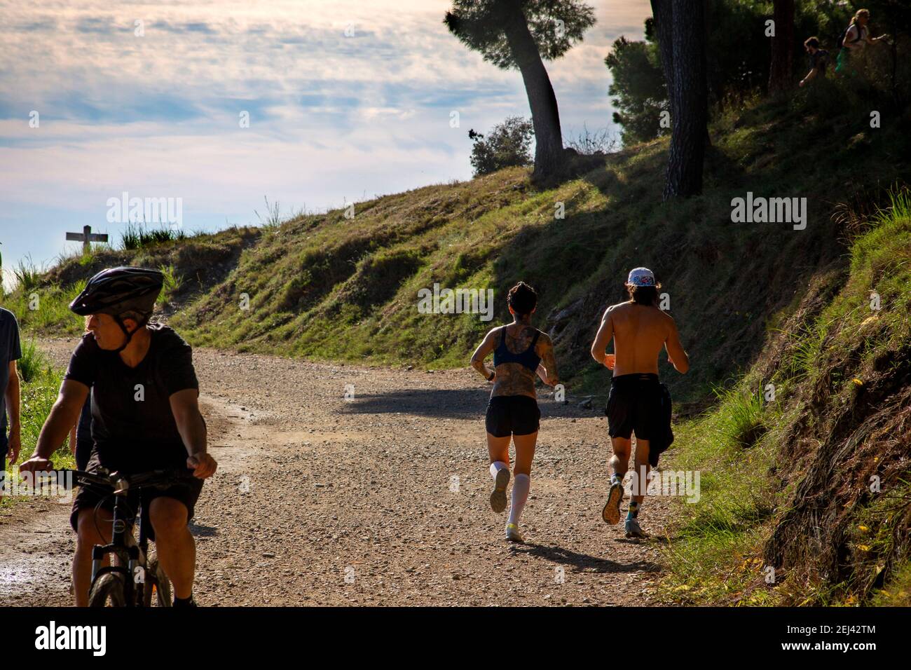 Muchos corredores y deportitas de muchas categorias disfrutan del sol y de el aire libre por la carretera de las aigues. Banque D'Images