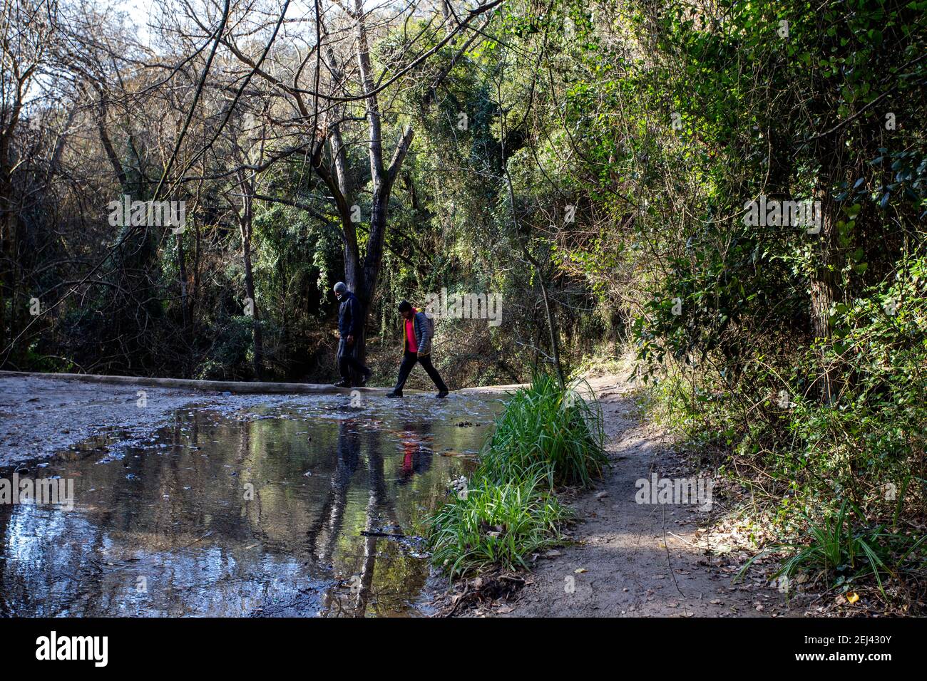 Dos senderistas pasan desde el borde de la cascada. Banque D'Images