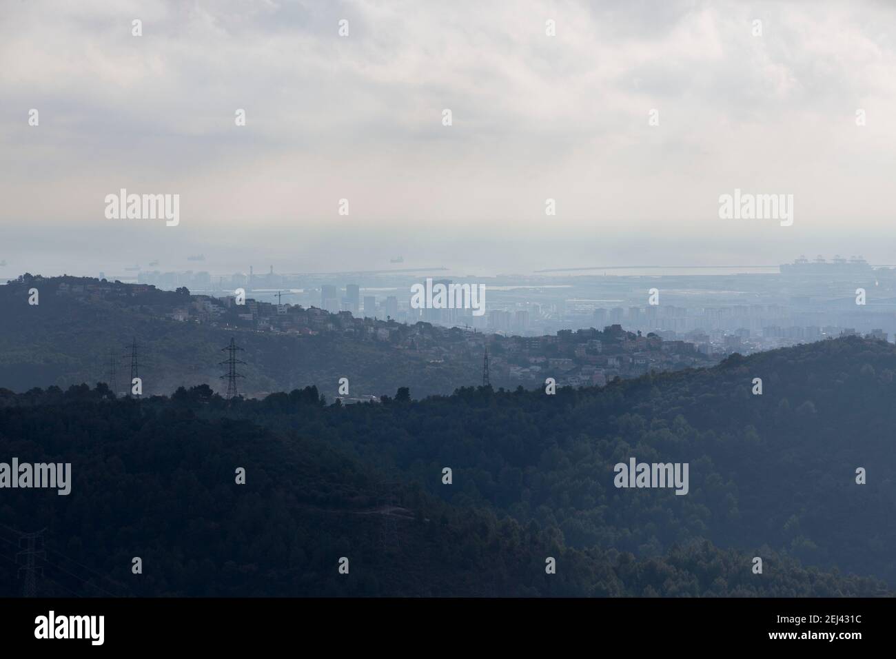 El rio Llobregat es el limite del parque por la parte oeste. Aqui se ve el delta del Llobregat con los Rascacielos de Hospitalet de Llobregat y las es Banque D'Images