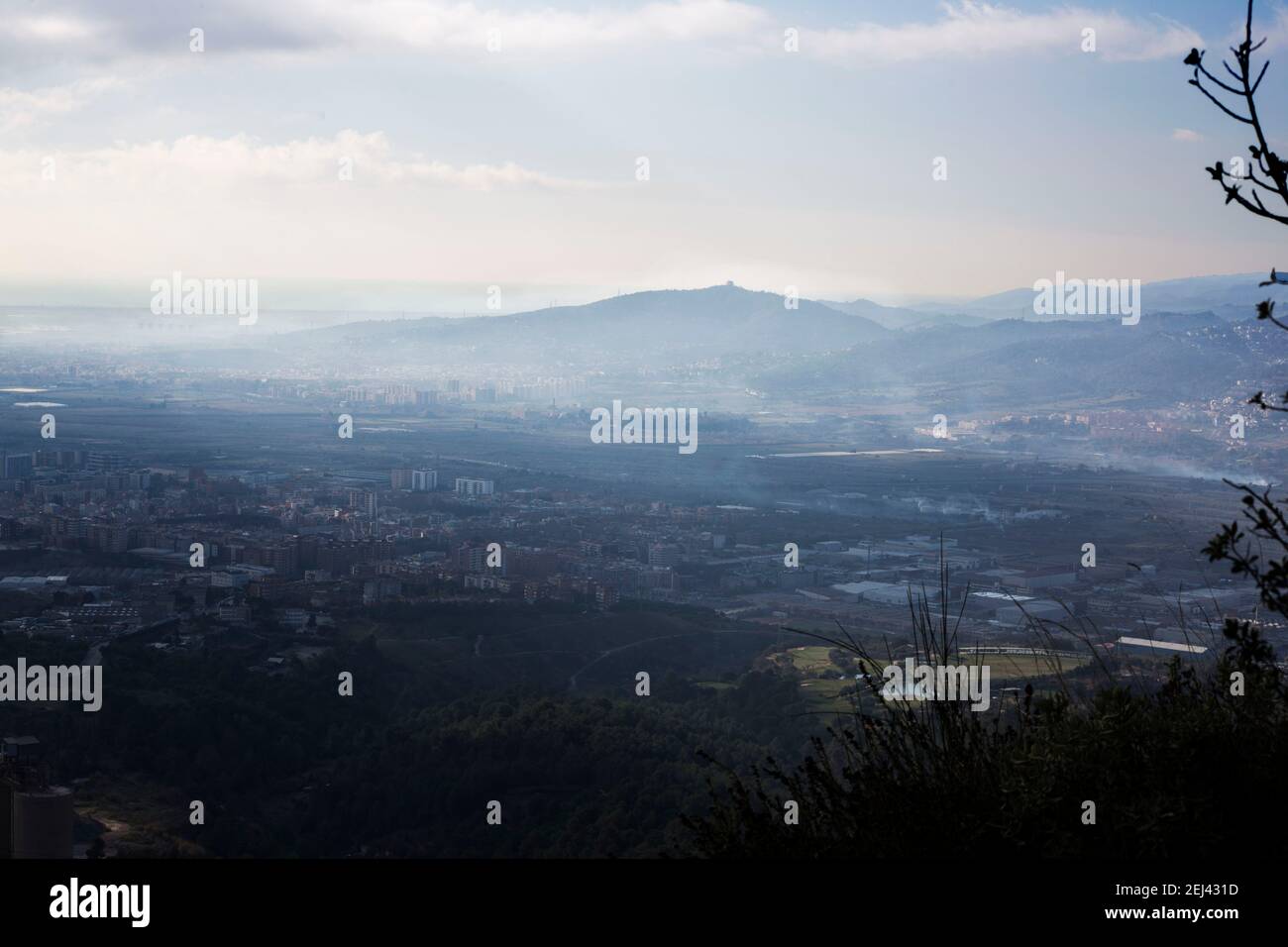 El valle del LLogregat es el limite de la parte oeste del parque del Collserola. Caracterizado por sus pueblos que viven justito a lado del bosque. Banque D'Images