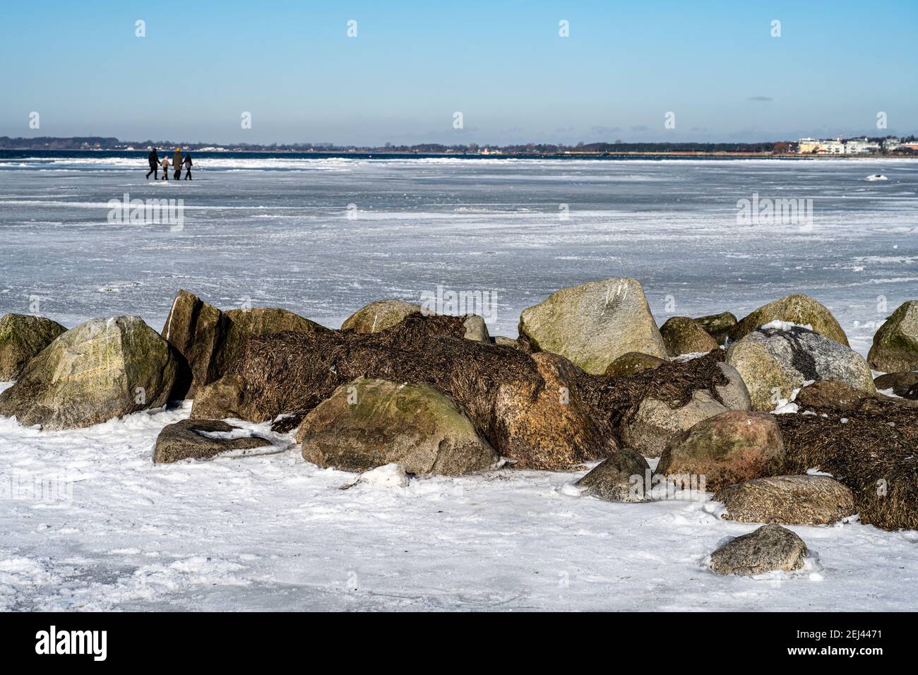 14 février 2021 - Lomma, Suède : glace recouvrant une baie océanique. Les gens apprécient la sortie du dimanche en marchant et en patinant sur la glace Banque D'Images