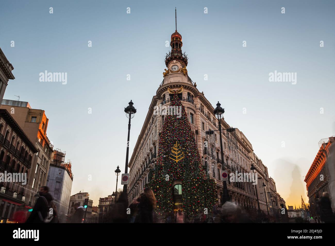 MADRID - 26 DÉCEMBRE 2020 : vue panoramique sur le complexe Centro Canalejas récemment rénové de Madrid, illuminé par les décorations de Noël à Banque D'Images