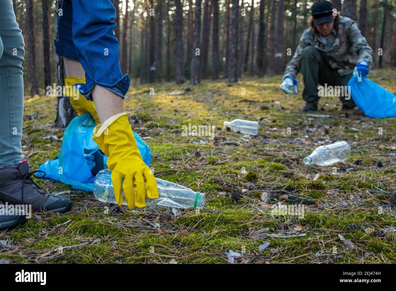 Les bénévoles de la communauté nettoient la forêt de la pollution plastique. Prenez des responsabilités et gardez notre planète verte et propre. Conservation de l'environnement Banque D'Images