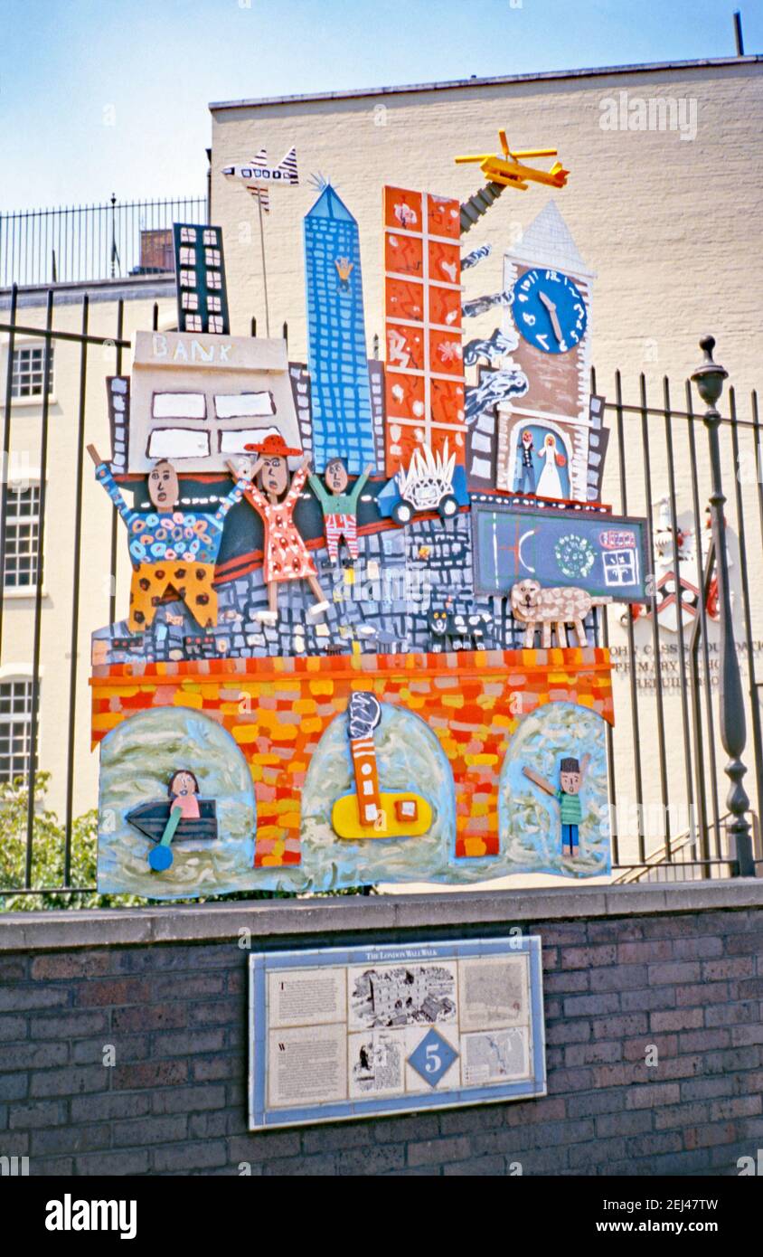 Une sculpture de relief colorée de 1993 créée par Kevin Harrison, attachée aux rails à l'extérieur de l'école primaire de la Fondation John Cass (maintenant l'école Aldgate), St James's passage, Duke's place, Londres, EC3, Londres, Angleterre, Royaume-Uni 1993. L'assemblage comprenait des œuvres d'art produites par les écoliers – Harrison était artiste en résidence à l'école à l'époque. Cette œuvre faisait partie de l’« Art in the City » de 1993 et visait à faire de la sculpture une place parmi les espaces verts et l’architecture distinctive de la City de Londres. Kevin Harrison (1953 ans) est un artiste britannique établi avec un studio dans le quartier londonien de Bow. Banque D'Images